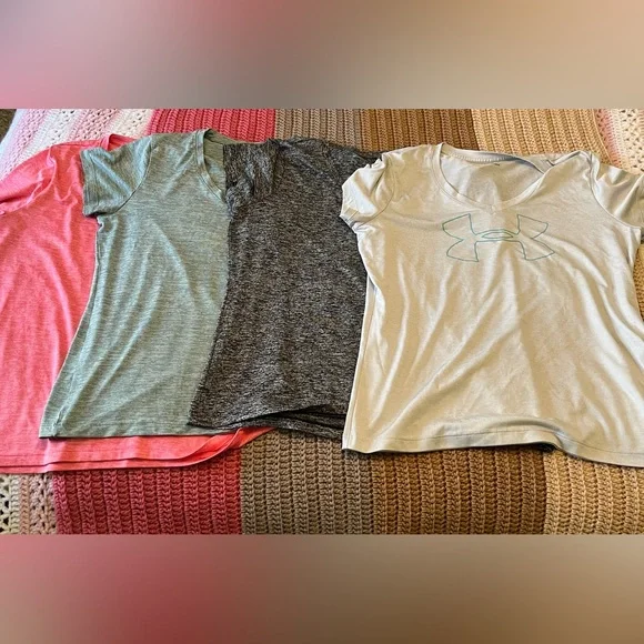 Set of four Women’s Under Armour Heat Gear V-Neck T-Shirts - Picture 4 of 7